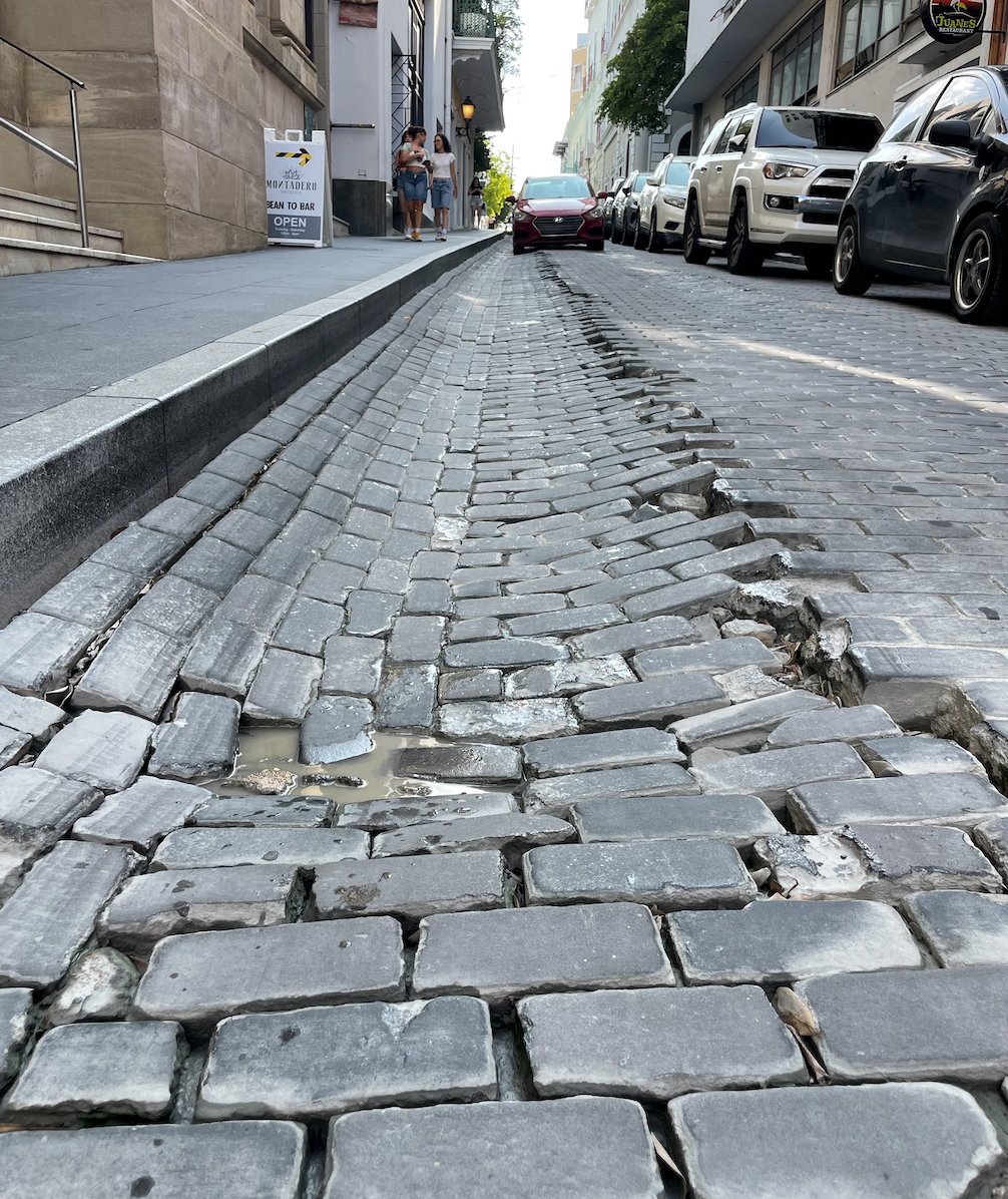 Adoquines históricos dañados por vehículos