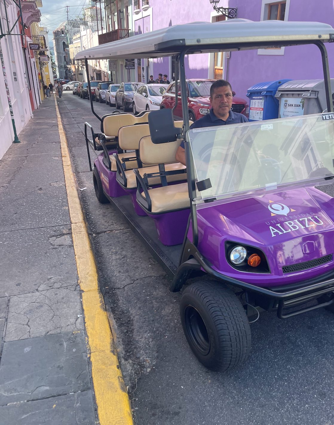 Carrito de la Universidad Albizu transportando estudiantes por una calle del casco histórico
