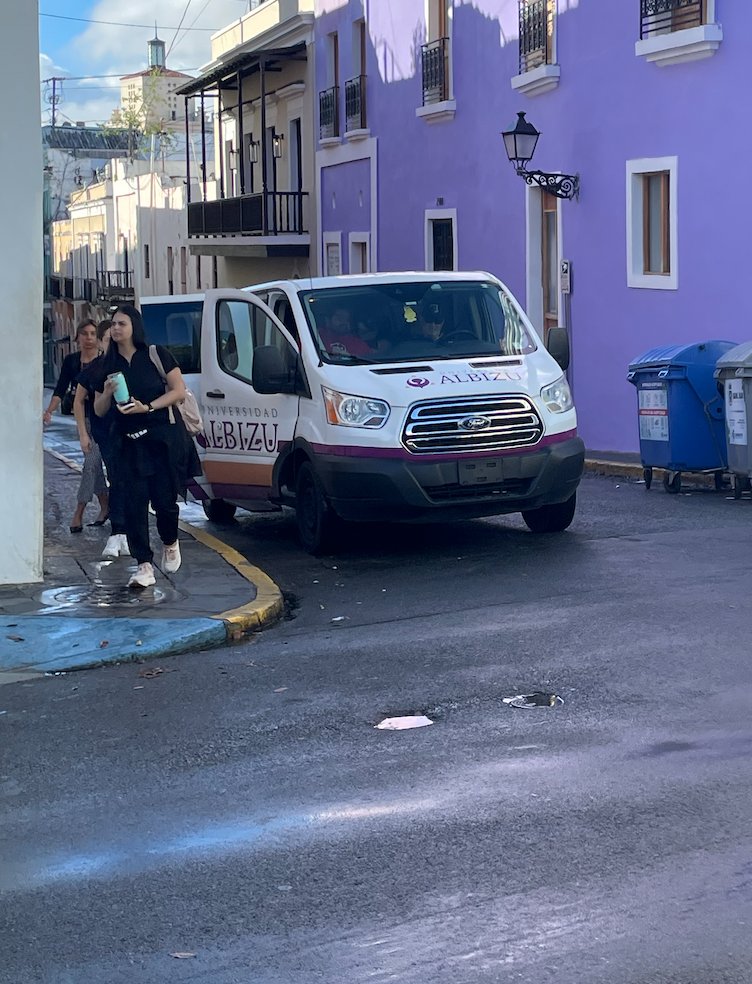 Van de Universidad Albizu en el casco