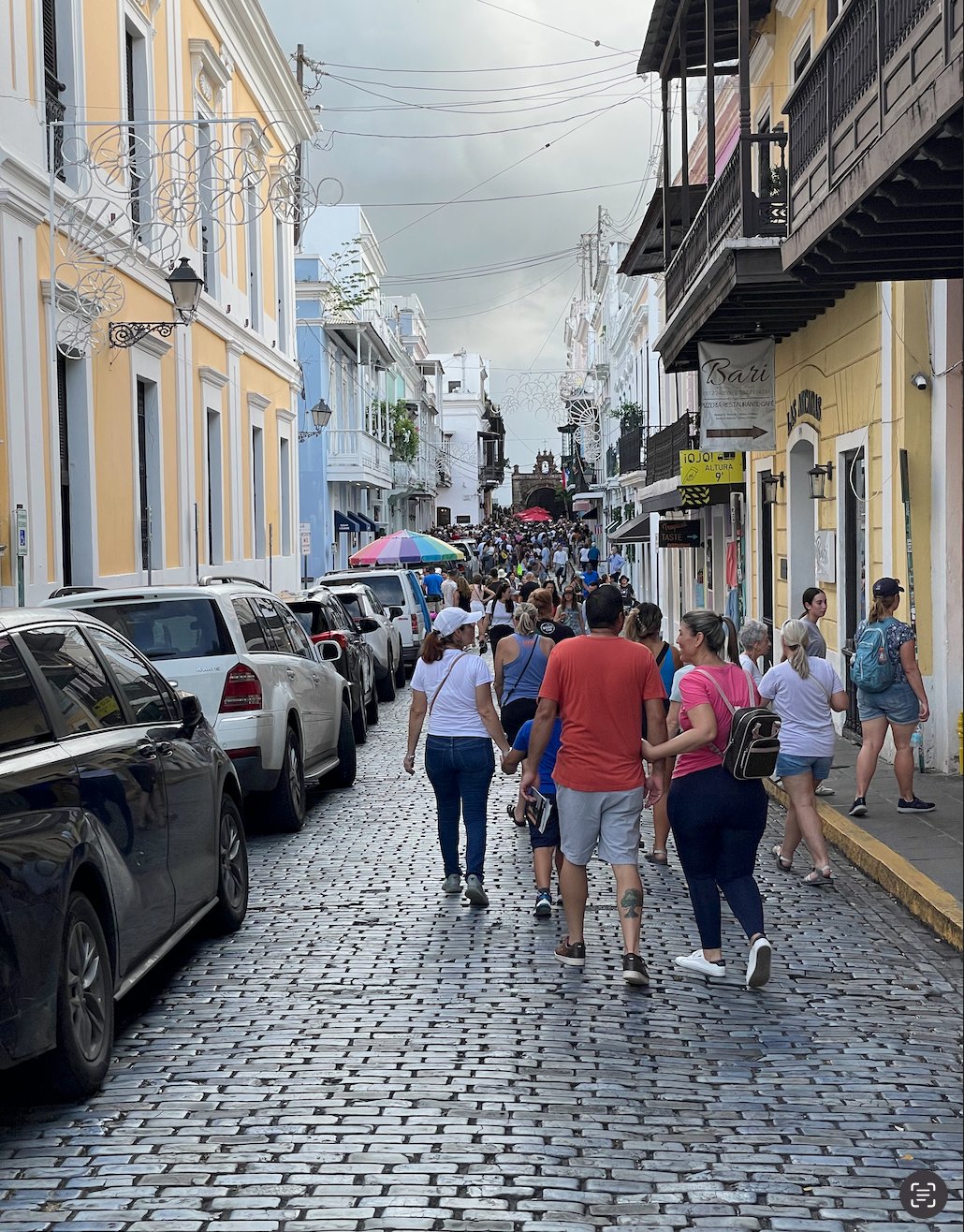 Calle del VSJ llena de personas caminando