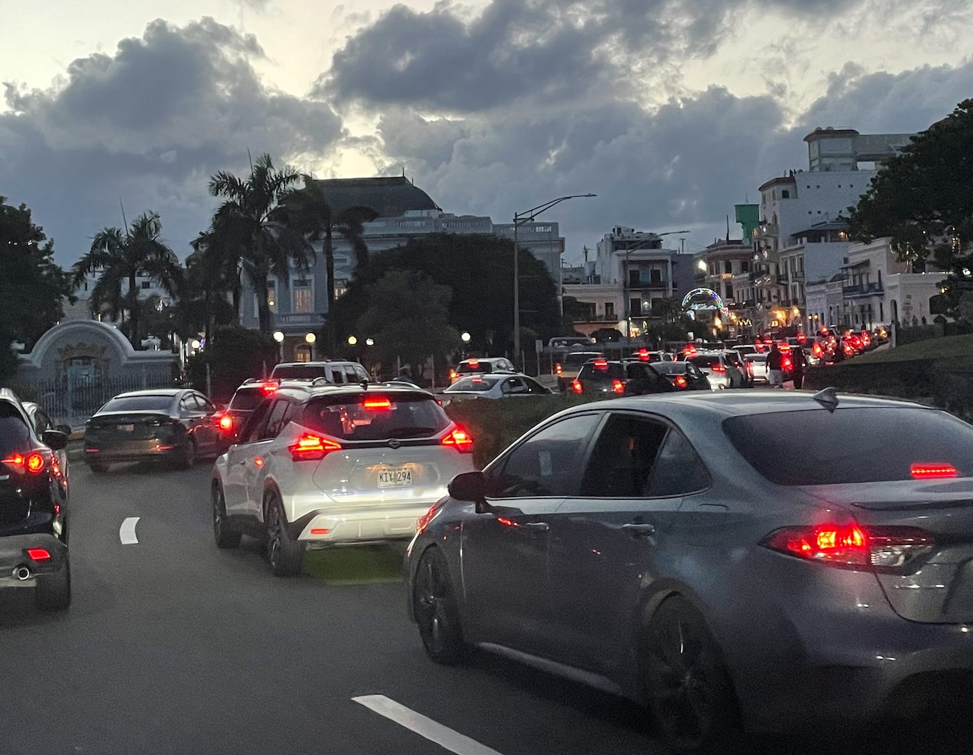 Fila de carros detenidos al anochecer entrando al Viejo San Juan por la Isleta