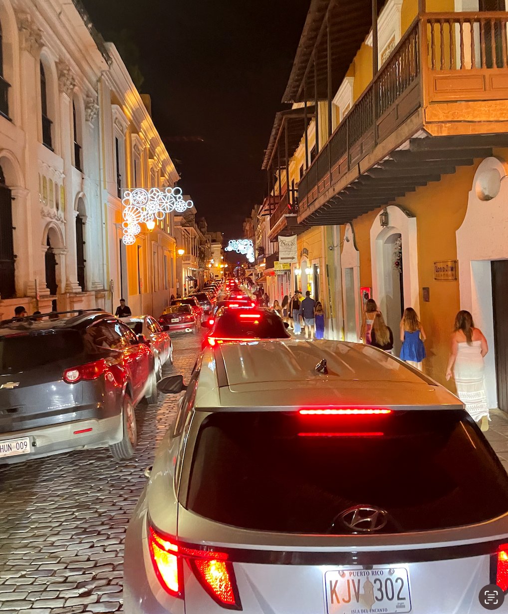 Tapón nocturno en calle del casco histórico VSJ