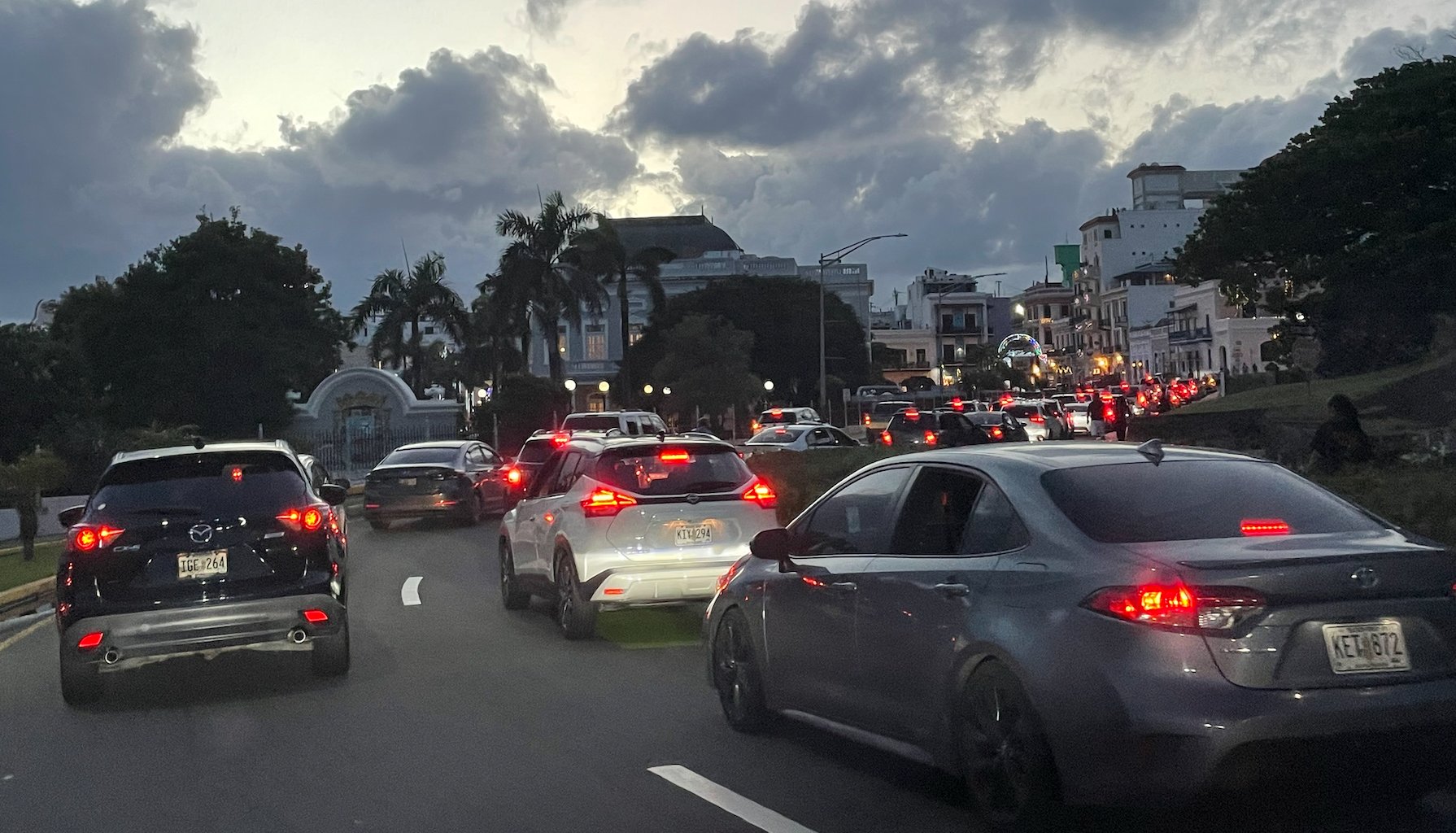 Tapón en entrada a la Isleta Av Muñoz Rivera