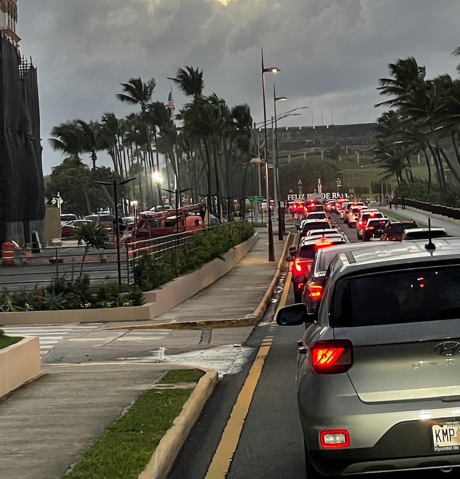 Fila de carros detenidos entrando al Viejo San Juan por la Isleta, con el fuerte al fondo