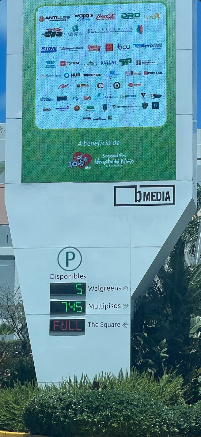 Totem de señalización dinámica de parking en Condado PR