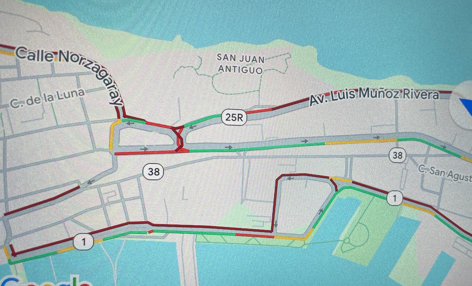 Mapa de Google Maps mostrando congestión de tráfico en rojo en las calles de la Isleta de San Juan durante el día