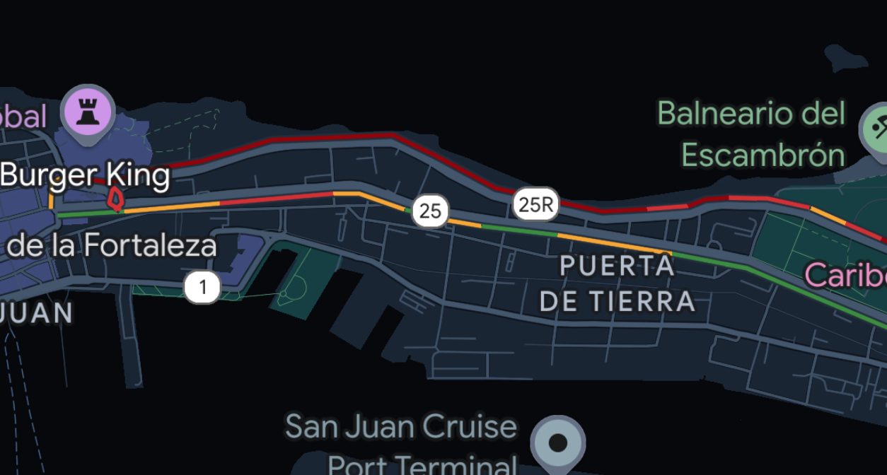 Mapa de Google Maps de noche mostrando la avenida Muñoz Rivera y la carretera 25 congestionadas en rojo por Puerta de Tierra
